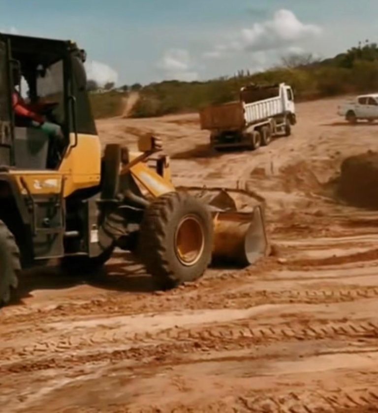 Prefeitura de Barra de Santa Rosa realiza limpeza da barragem do Salgado do Souto