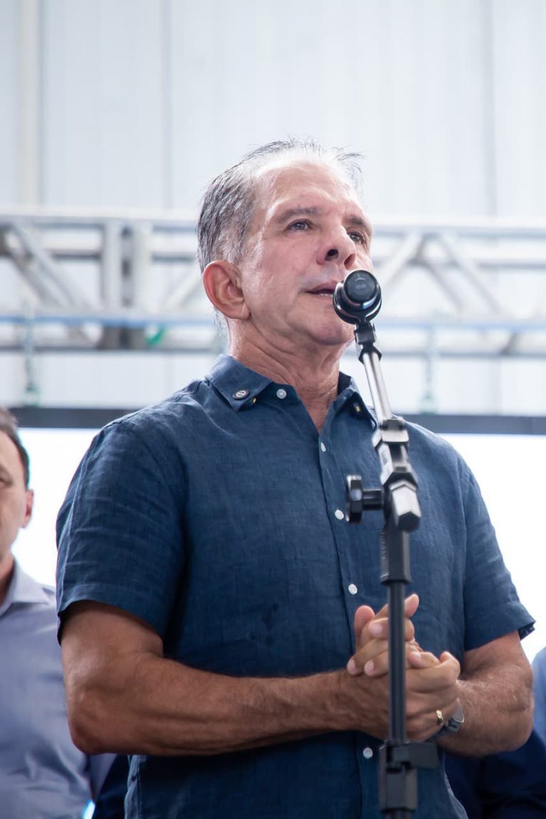 Nabor paga servidores em dia e garante reajuste acima do piso nacional para professores