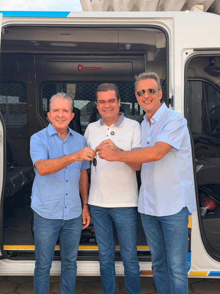 Mersinho Lucena entrega van à Prefeitura de Patos para fortalecer esporte e cultura