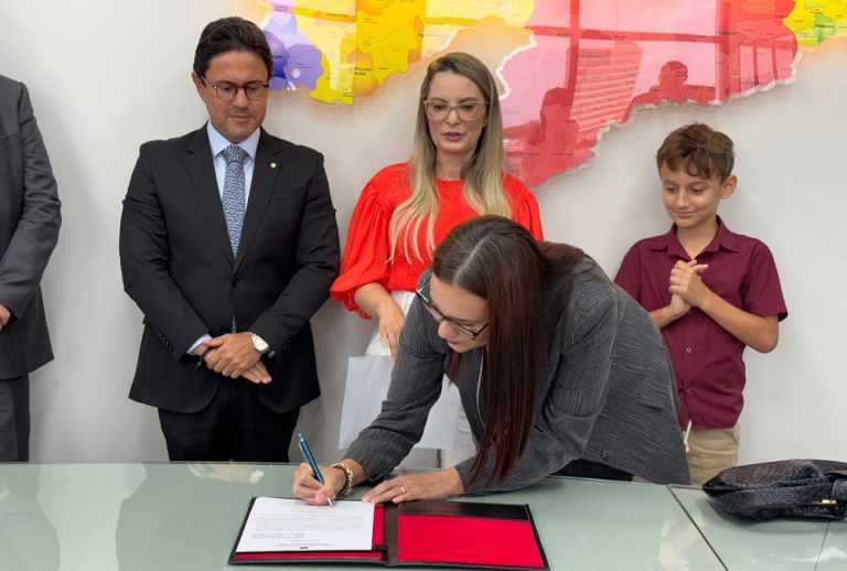 Servidora toma posse no MPPB e é designada para a Promotoria de Justiça de Monteiro