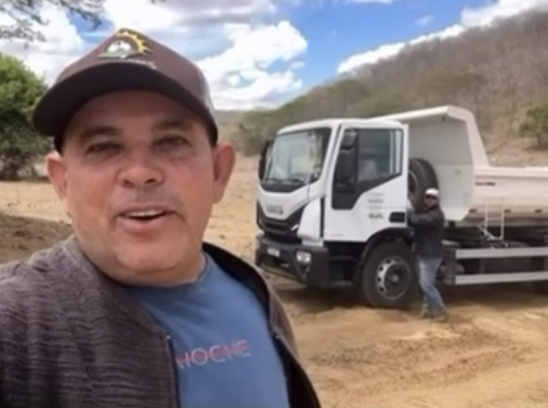 Prefeito de Livramento acompanha ações e agradece apoio do deputado Wellington Roberto por designação de máquinas