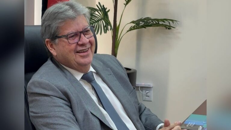 João Azevêdo premia vencedores do Professor Nota 1000 e Escola Nota 1000