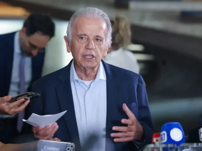 Fronteira do Brasil com a Venezuela está tranquila e aberta, diz Múcio