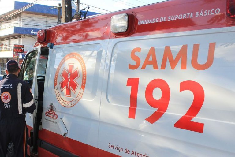 Homem sofre queda de moto e é socorrido pelo SAMU com suspeita de TCE