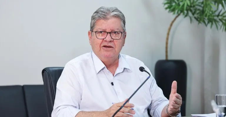 João Azevêdo anuncia reajuste salarial linear de 10% para todos os servidores do Estado