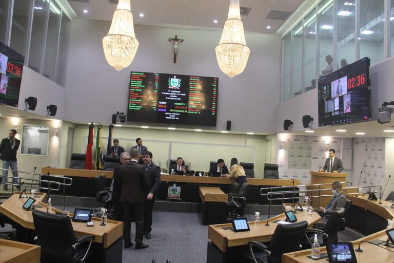 ALPB vai recorrer de decisão que proíbe invocação religiosa e uso da Bíblia em sessões