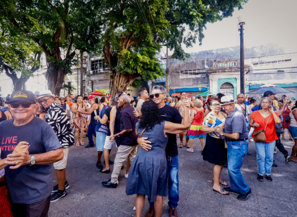 Sabadinho Bom anima foliões ao som da Orquestra de Frevo Porta do Sol