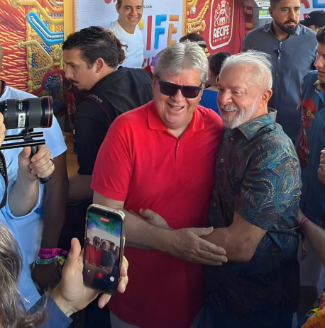 Ao lado de Lula, João Azevêdo prestigia Galo da Madrugada no Recife