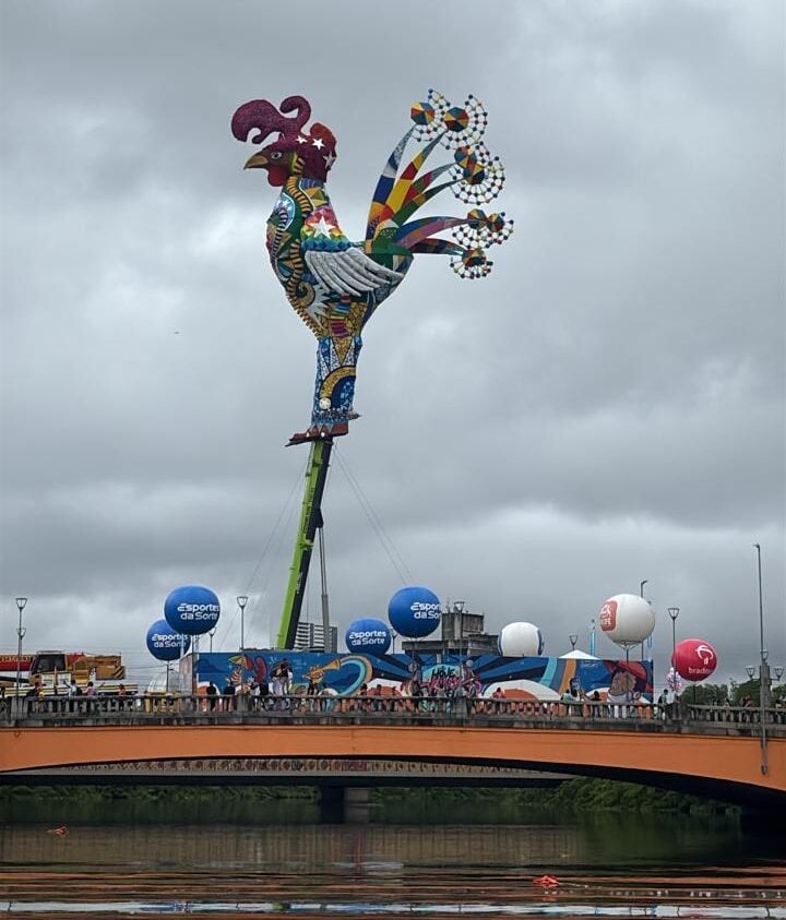 Galo da Madrugada Gigante homenageia Dom Helder Câmara, no Carnaval recifense
