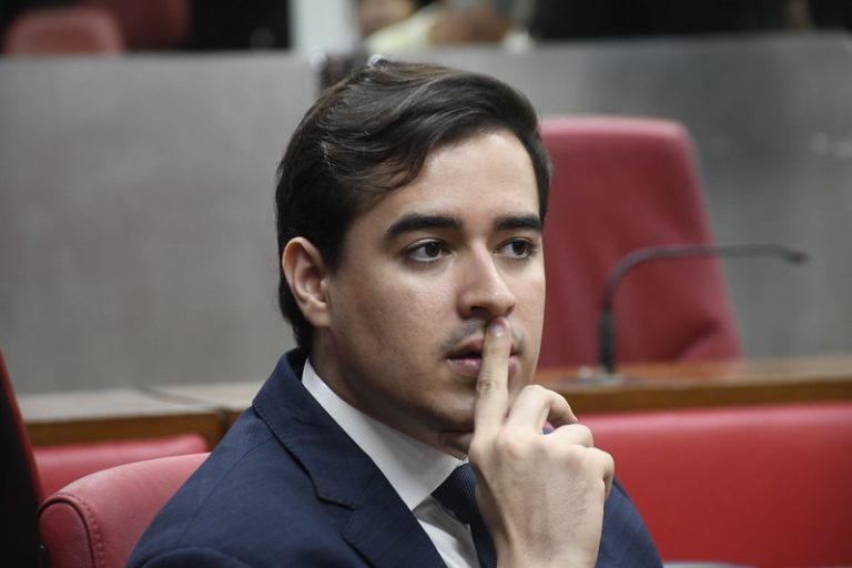 Vereador cumpre promessa e protocola pedido de CPI para investigar Cagepa na CMJP