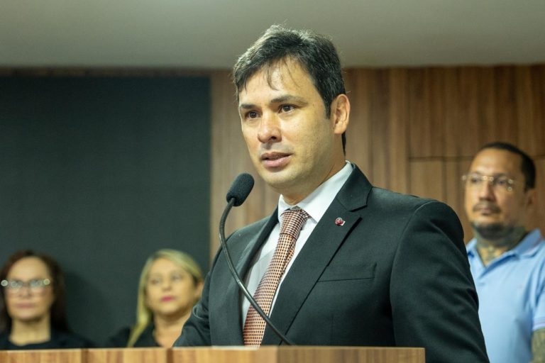 Marcos Souto Maior Filho recebe a medalha Tarcísio Burity, honraria jurídica da ALPB