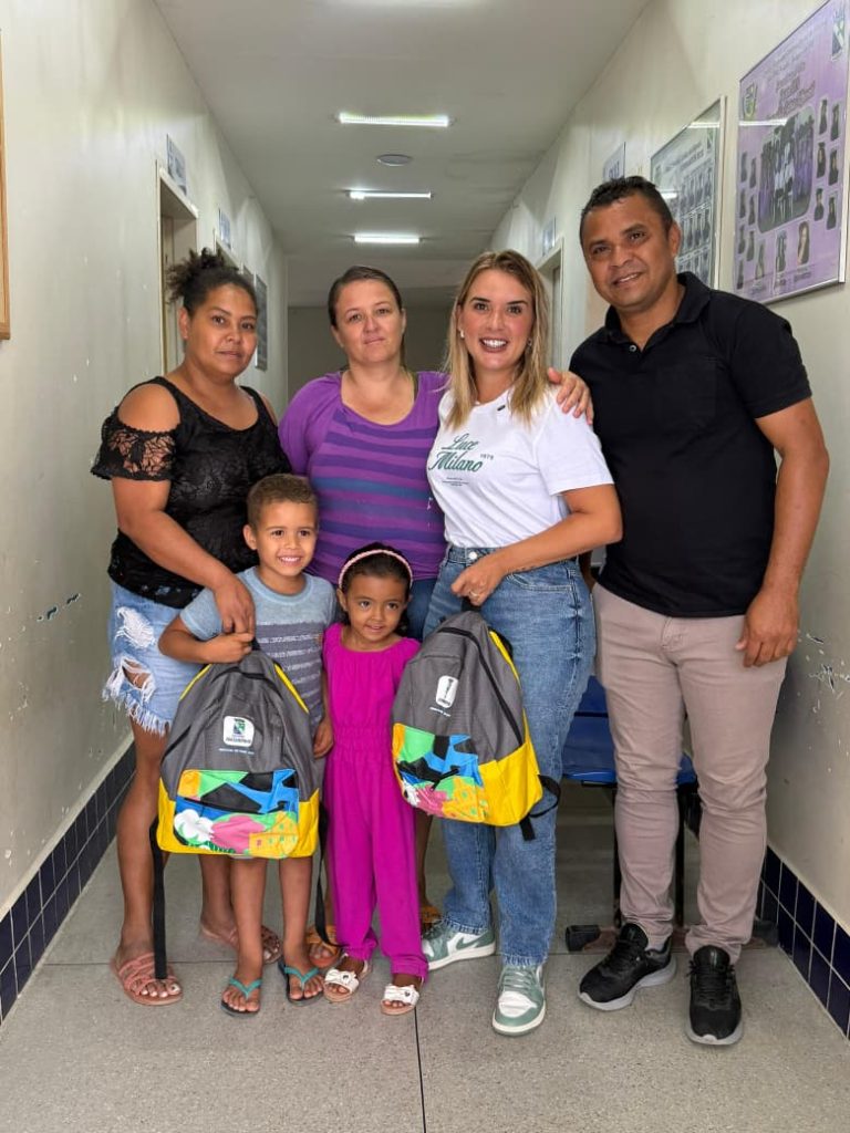 Prefeita Anna Virginia realiza entrega de kits escolares e reforça compromisso com a educação de Juazeirinho