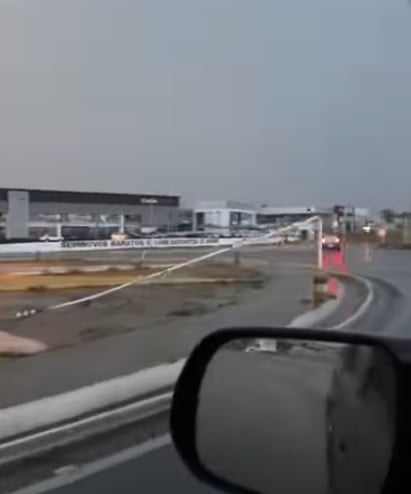 Fortes chuvas causam desabamento de teto de loja de veículos e queda de postes na entrada de Patos