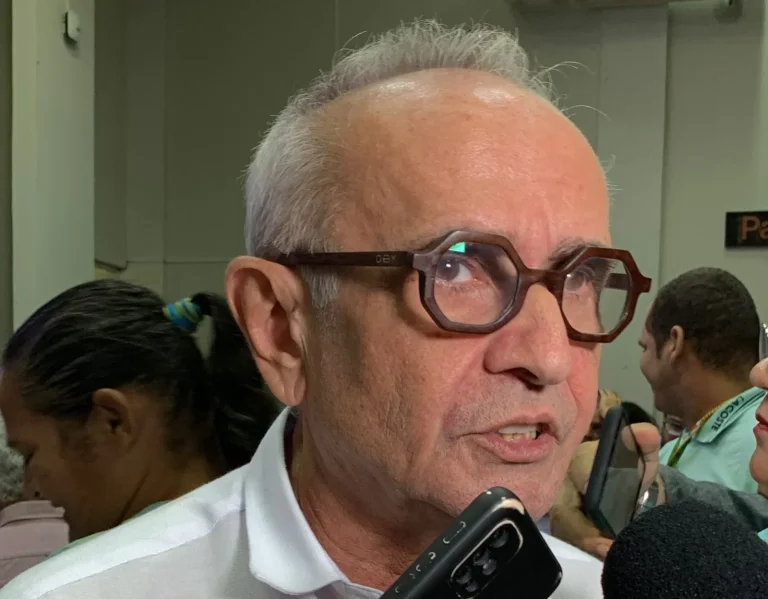 “Mãe Dináh”: descontraído, Cícero reage a previsão sobre Lucas sair na frente na disputa ao Estado