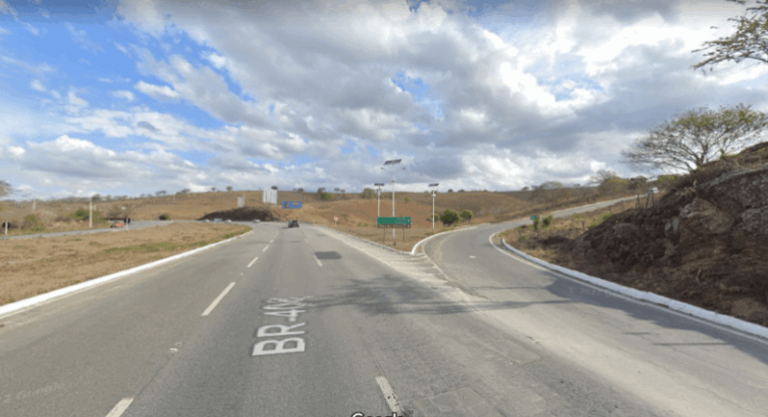 Caminhão-cegonha perde controle e atravessa canteiro na BR-230, em Galante