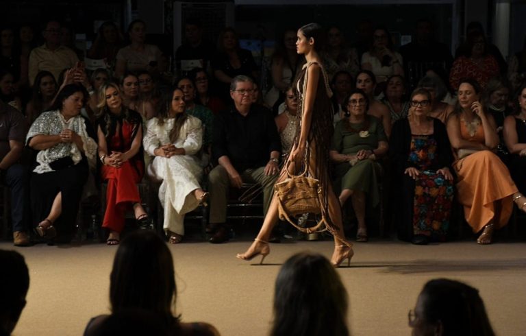 João Azevêdo prestigia desfile do artesanato e destaca desenvolvimento do segmento na Paraíba