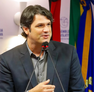 Antes de se tornar prefeito, Léo Bezerra diz que já se sente no cargo e lamenta afastamento do PSB