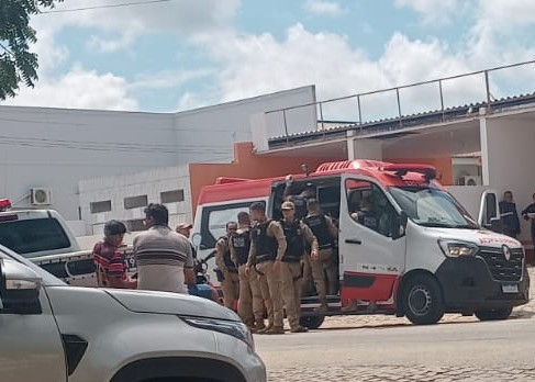 Mulher é socorrida pelo Samu após ser encontrada ferida em via pública em Monteiro