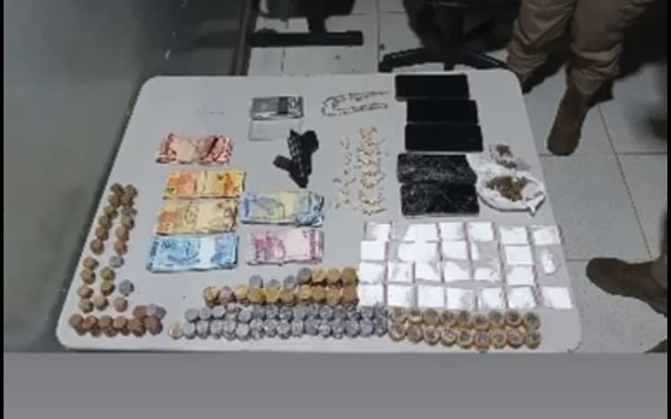 Polícia Militar apreende drogas, dinheiro, celulares e pistola em Monteiro