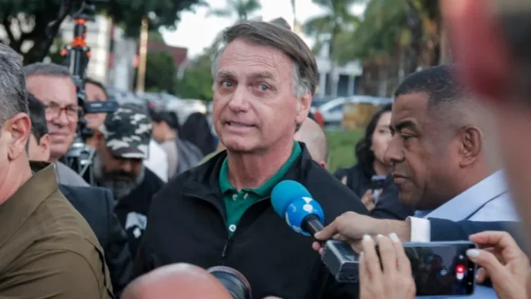 Flávio diz que Jair Bolsonaro foi levado ao hospital, após passar mal na prisão
