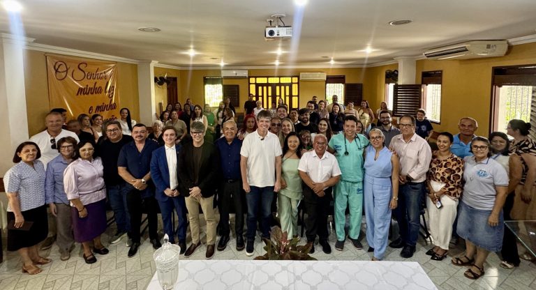Equipe do Hospital Flávio Ribeiro agradece a Ruy por implantação de hemodiálise na UTI