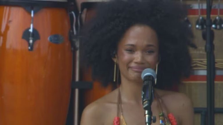Artista paraibana Agnes Nunes faz discurso emocionante em estreia no Lollapalooza Brasil: “nunca vou esquecer”