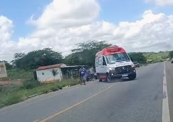 Acidente entre carro e moto na BR-412 deixa condutora da motocicleta ferida