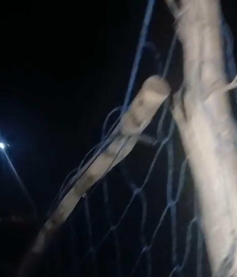 Raio atinge trave de campo de futebol e causa danos em comunidade rural de Monteiro